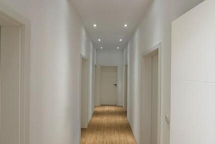 PROJEKTERSTBEZUG Frisch sanierte 4 Zimmer Altbauwohnung Zentral 4 zimmer