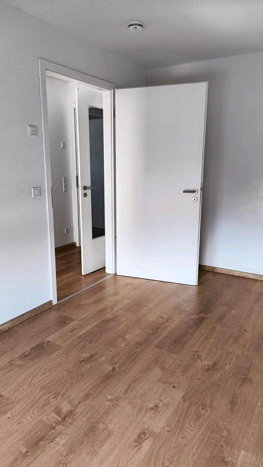 moderne helle Wohnung mit Fußbodenheizung, Balkon und Garage