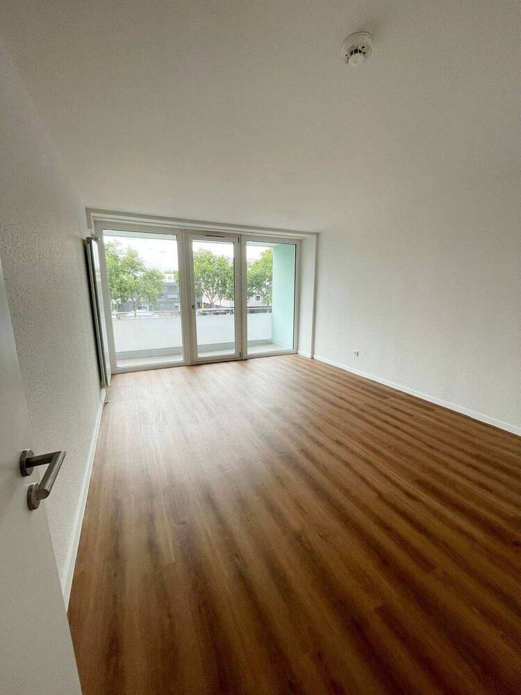 Erstbezug nach Modernisierung! 2 Zimmer + Balkon, neuer Boden, neues Bad, Aufzug