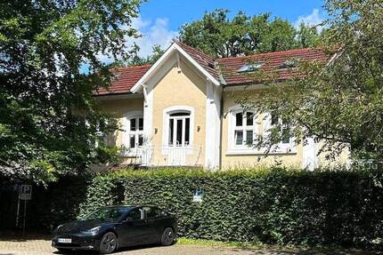 Renoviertes Altbau-Haus aus der Gründerzeit in Bauernhaus-Umgebung Alt-Osdorf