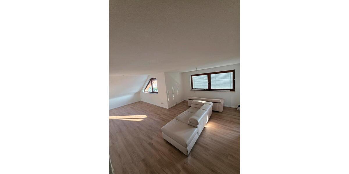 2-Zimmer Dachgeschoss Wohnung mit Balkon und Einbauküche 2 zimmer