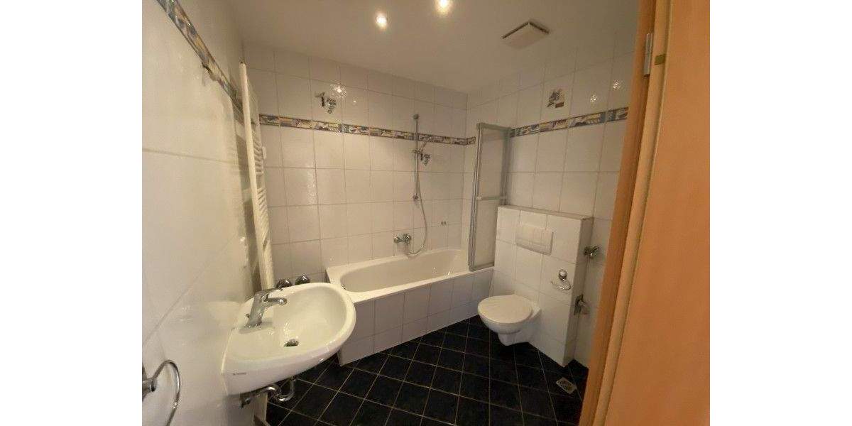 STARK! Neu renovierte 4 Raum Wohnung mit Balkon! 4 zimmer