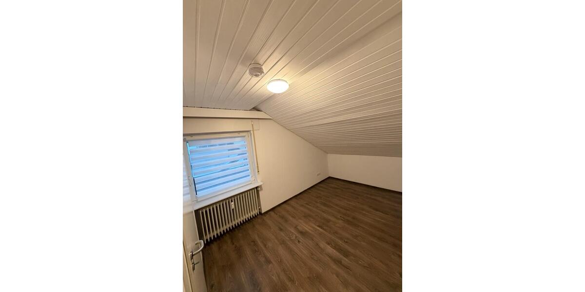 DACHGESCHOSS Wohnung m.Balkon, Keller, TopLage, GästeWC 3 zimmer