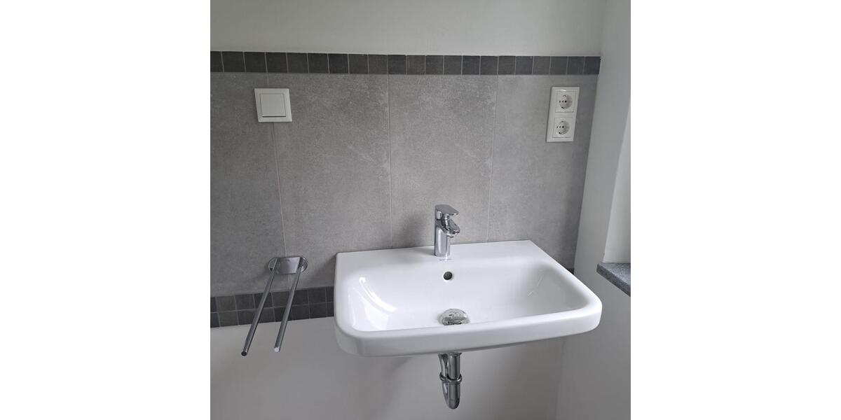 2-Zimmer Wohung - frisch saniert mit eigenem Eingang und Stellpla 2 zimmer