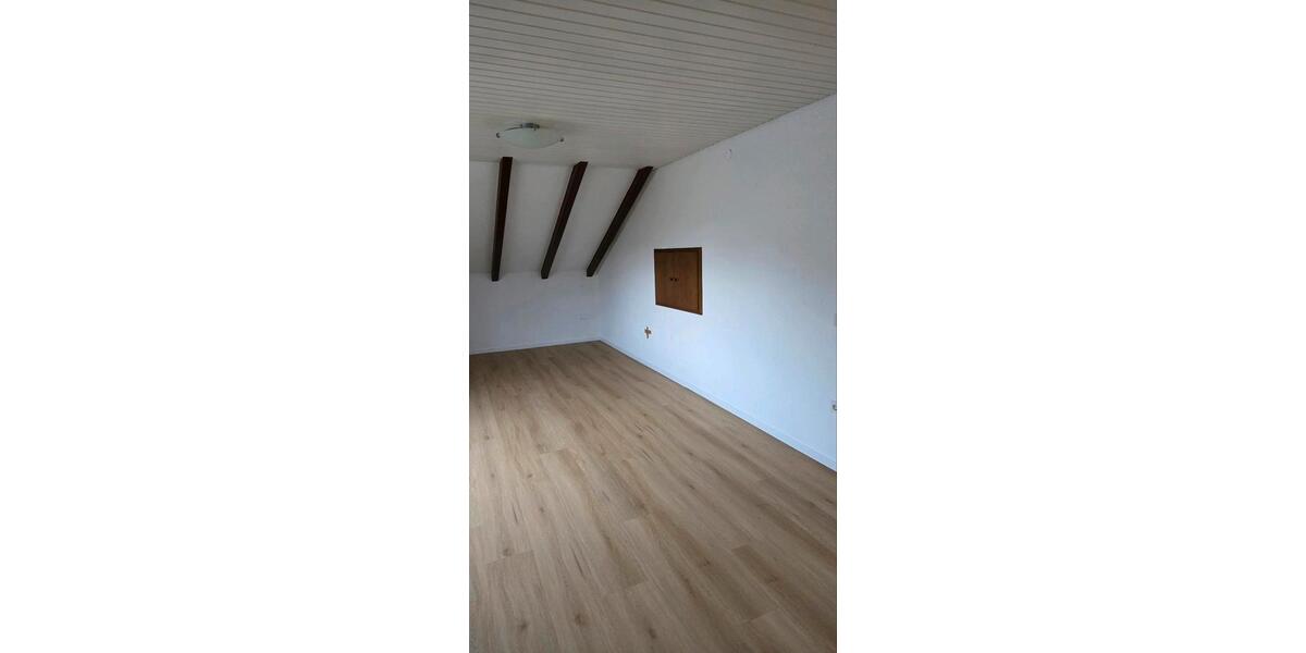 Dachgeschoßwohnung Vaihingen an der Enz - 3.5 Zimmer, 105 m&sup2;, 1.300&euro; | Angebot:24315128