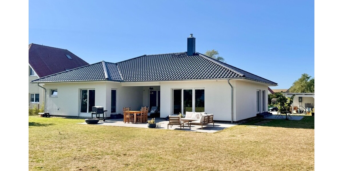 Jetzt Miete möglich! Winkelbungalow 5 km bis Neubrandenburg, Baujahr 2022, Doppelgarage, EBK,Carport - Einfamilienhaus Sponholz | Angebot:25929684