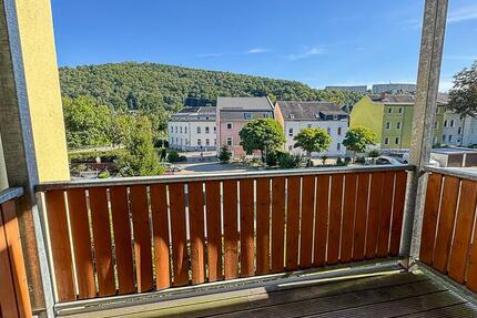 Schicke 2-Raum-Wohnung mit Balkon & Einbauküche in ruhiger, aber zentraler Lage von Aue