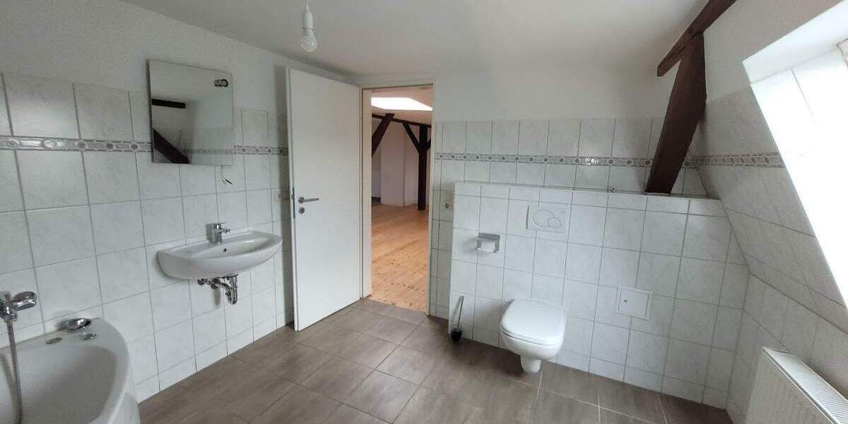 Frisch renovierte Wohnung im Dachgeschoss sucht neuen Mieter. 2 zimmer