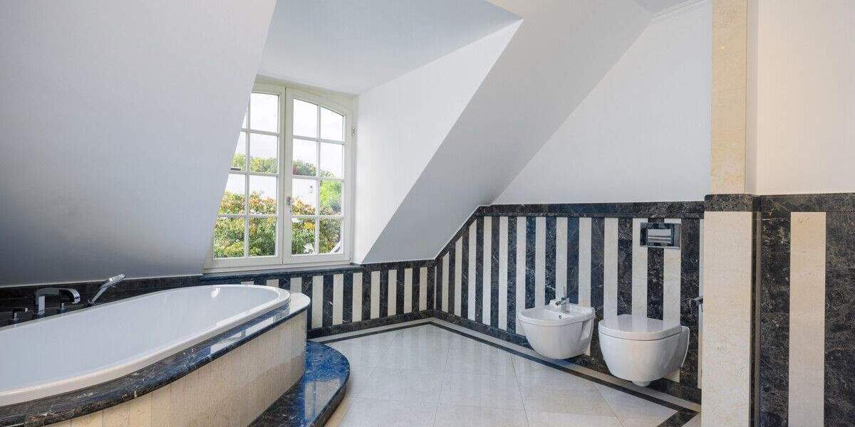 Exklusives Wohnen in Top-Lage von Alt-Meererbusch - Noble Villenhälfte mit hochwertiger Ausstattung 7 zimmer