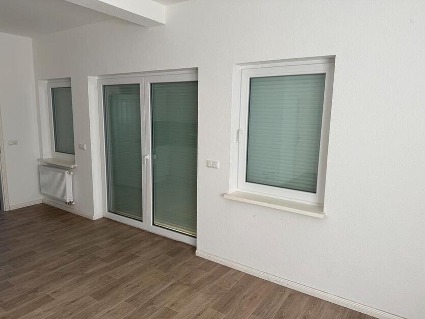 schönes helles Büro, gut gelegen mit Möglichkeit zur Übernachtung
