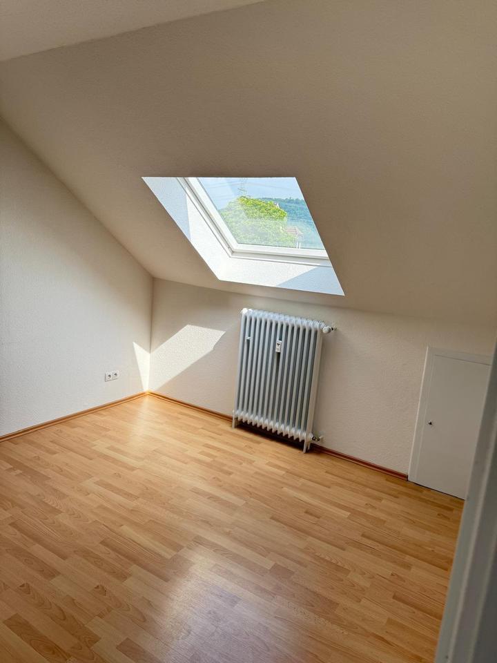 2 Zi. - DG-Wohnung ( komplett renoviert ) in der Kabeler Str.15