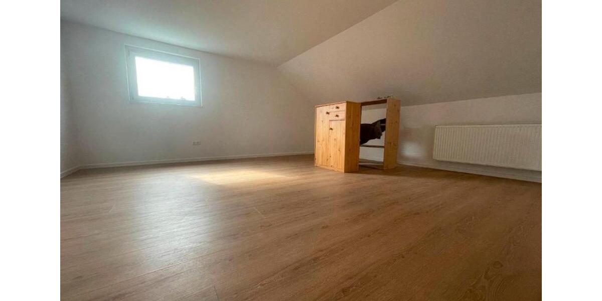 Dachgeschoßwohnung Weiden in der Oberpfalz - 3.5 Zimmer, 114 m&sup2;, 1.000&euro; | Angebot:23836211