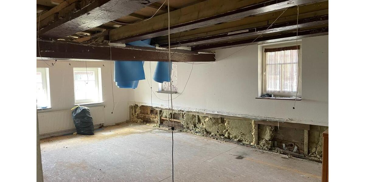 Verwahrloste Hofreite an Selbstsanierer in Mücke zu vermieten. 5 zimmer