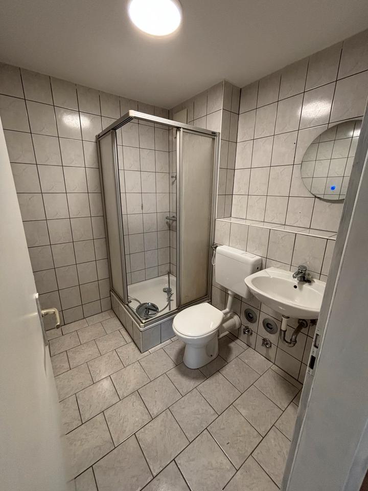 Erstbezug frisch renoviert 1 ZKB Küche Stellplatz Keller