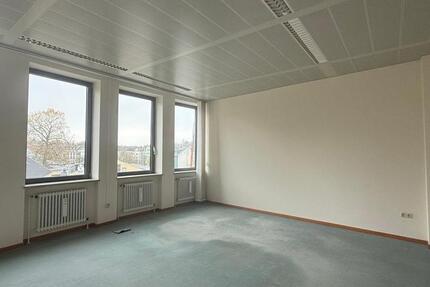 Bürofläche in zentraler Lage in Selb Gesamtfläche ca. 400 m² im 1. Obergeschoss - barrierefrei mit Aufzug – Tiefgarage - gute Erreichbarkeit zimmer
