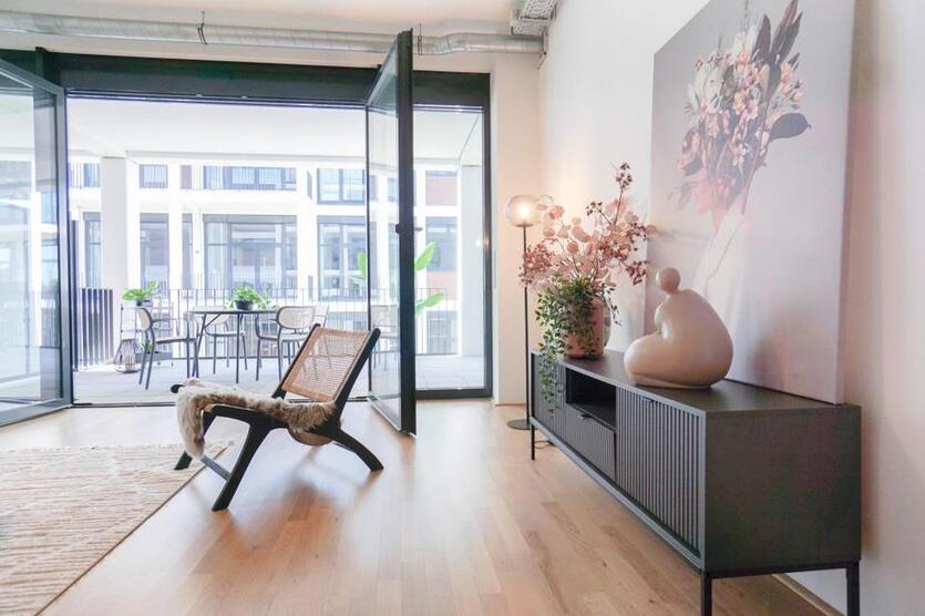 2-Zimmer-Loftwohnung mit großem Balkon in alter Zigarettenfabrik zimmer