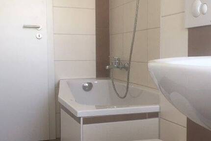 4-Raum-Wohnung, 2 BadeZimmer mit Wanne und Dusche, Balkon!