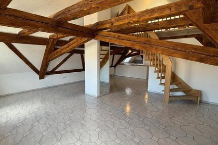 Sanierte 4-Zimmer-Dachgeschoss-Wohnung mit Sichtbalken, Designbad und Gartenoption 4 zimmer