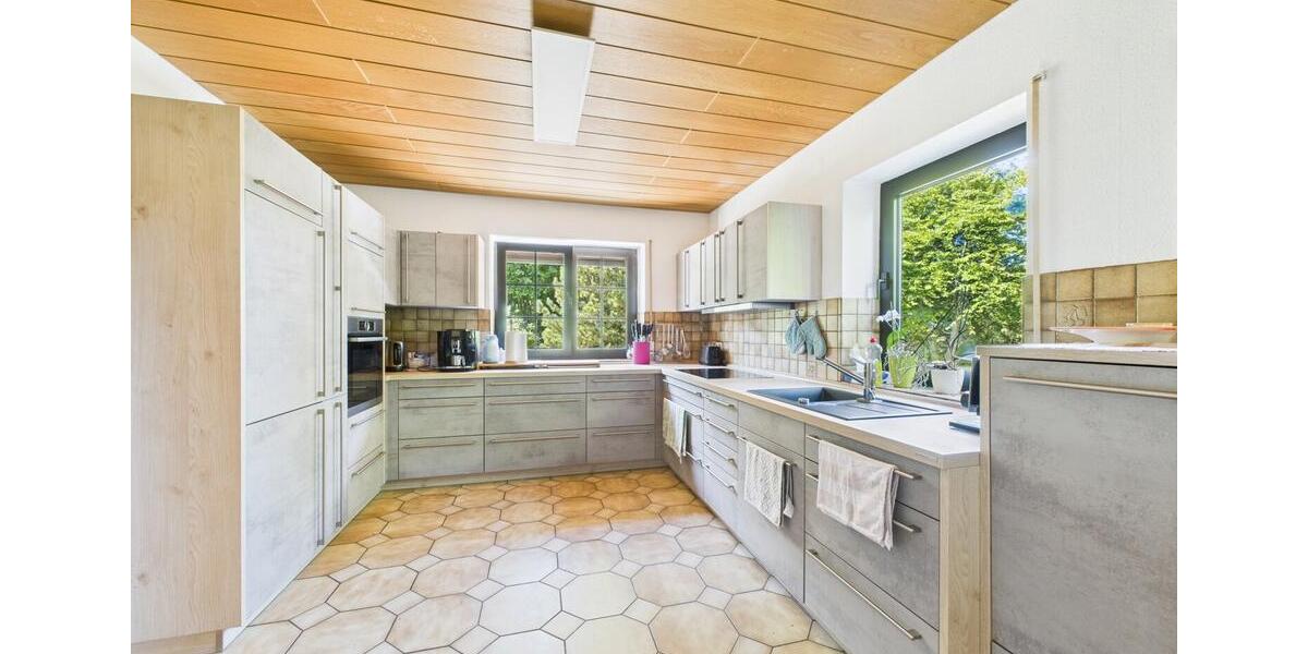 Freistehendes Einfamilienhaus in massiver Bauweise mit großem Grundstück zu vermieten! 6 zimmer