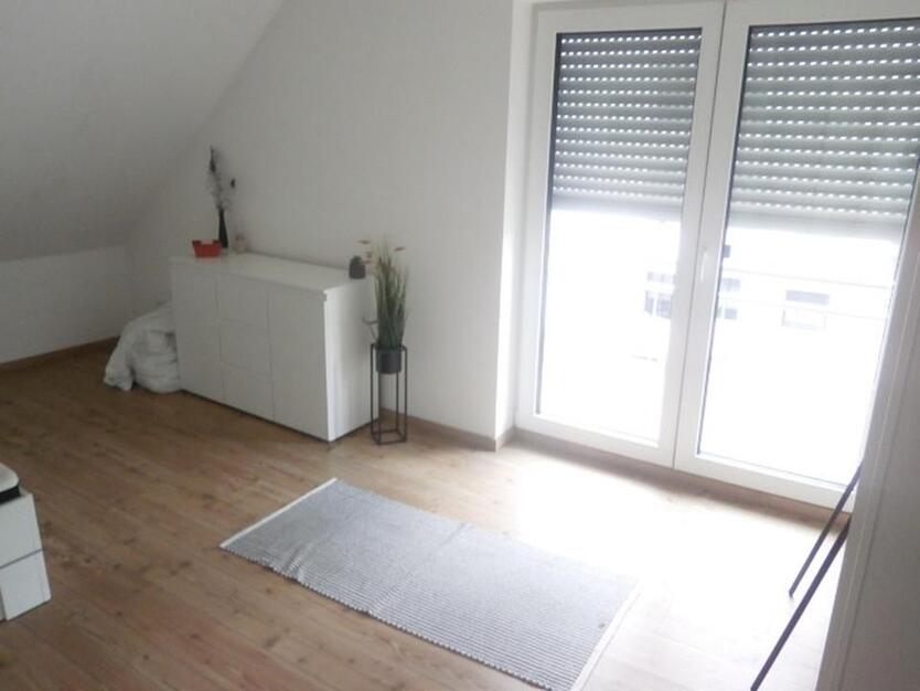 2 Zimmer Dachgeschoss Wohnung in DHH möbliert **Bitte lesen!!`**