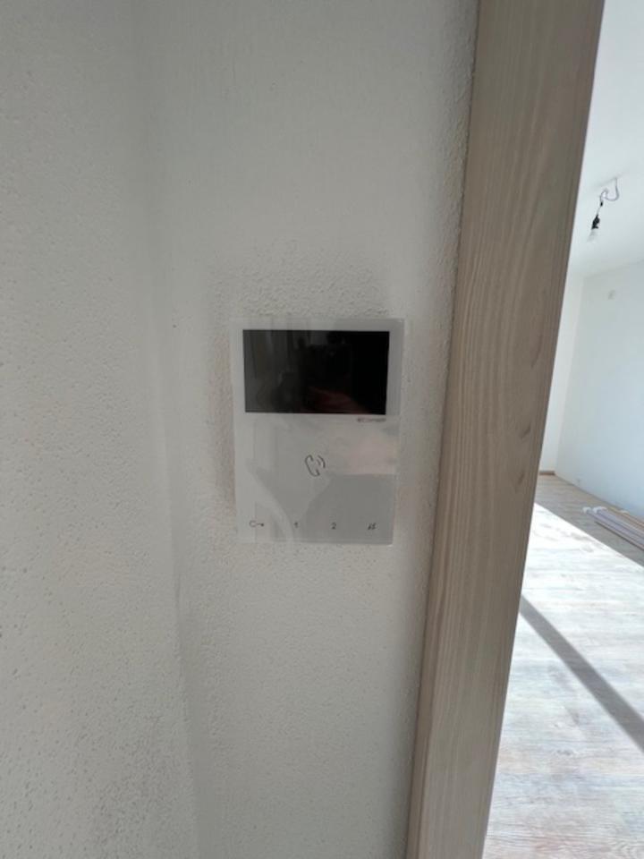 Schöne und neuwertige 2 12-Zimmer-Erdgeschoßwohnung mit EBK