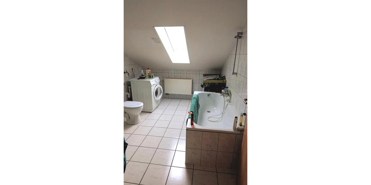 Gemütliche 3-Zimmer-Wohnung im Dachgeschoss mit Loggia. 3 zimmer