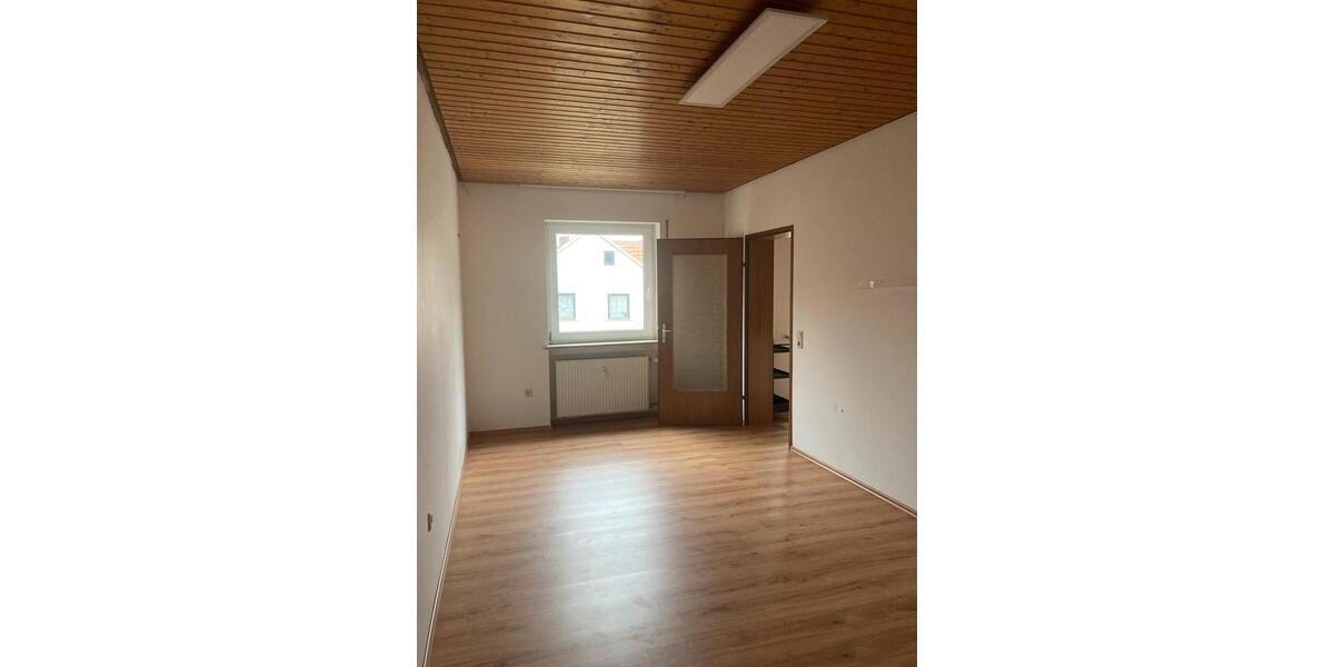 Etagenwohnung Sulzfeld - 1 Zimmer, 32 m&sup2;, 185&euro; | Angebot:24739383