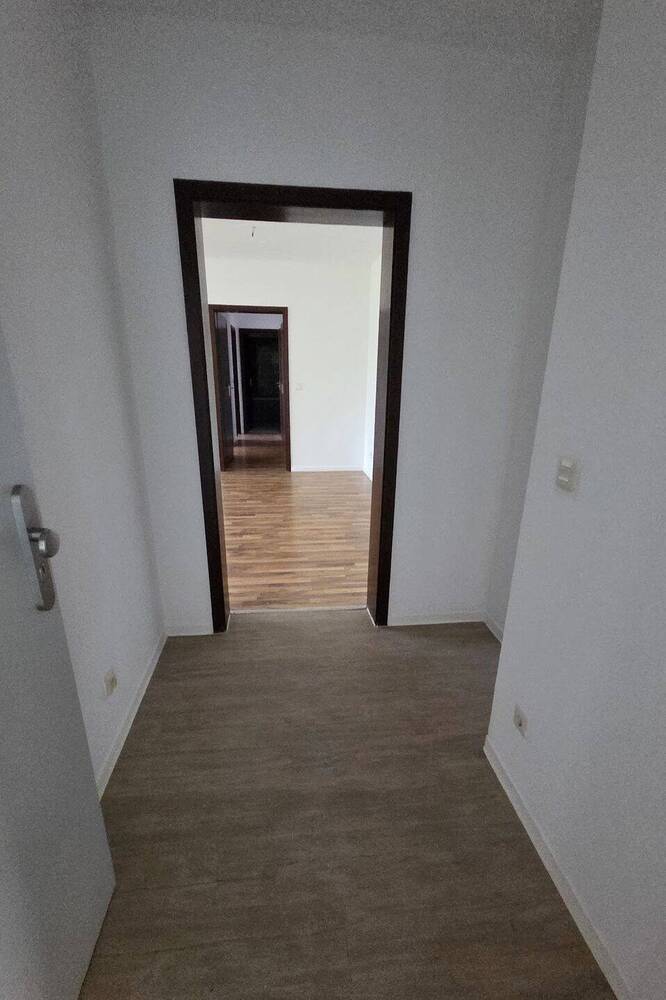 Familien-Zuhause in angenehmer Größe, 3 Zimmer mit Balkon, Laminat, Wannenbad, Gäste-WC, Aufzug