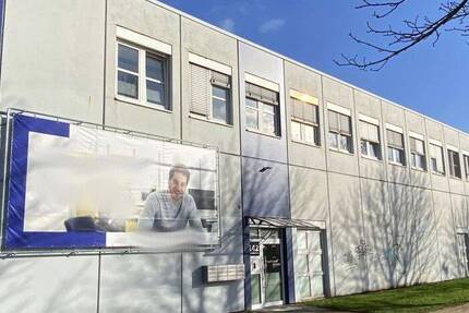 Moderne Büroräume und Arbeitsplätze im Hallenkomplex - All-in-Miete