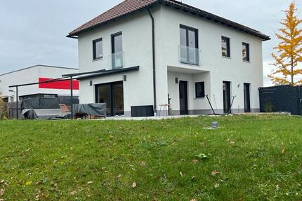 Schönes Einfamilienhaus zu vermieten mit großen Garten und terass 4 zimmer