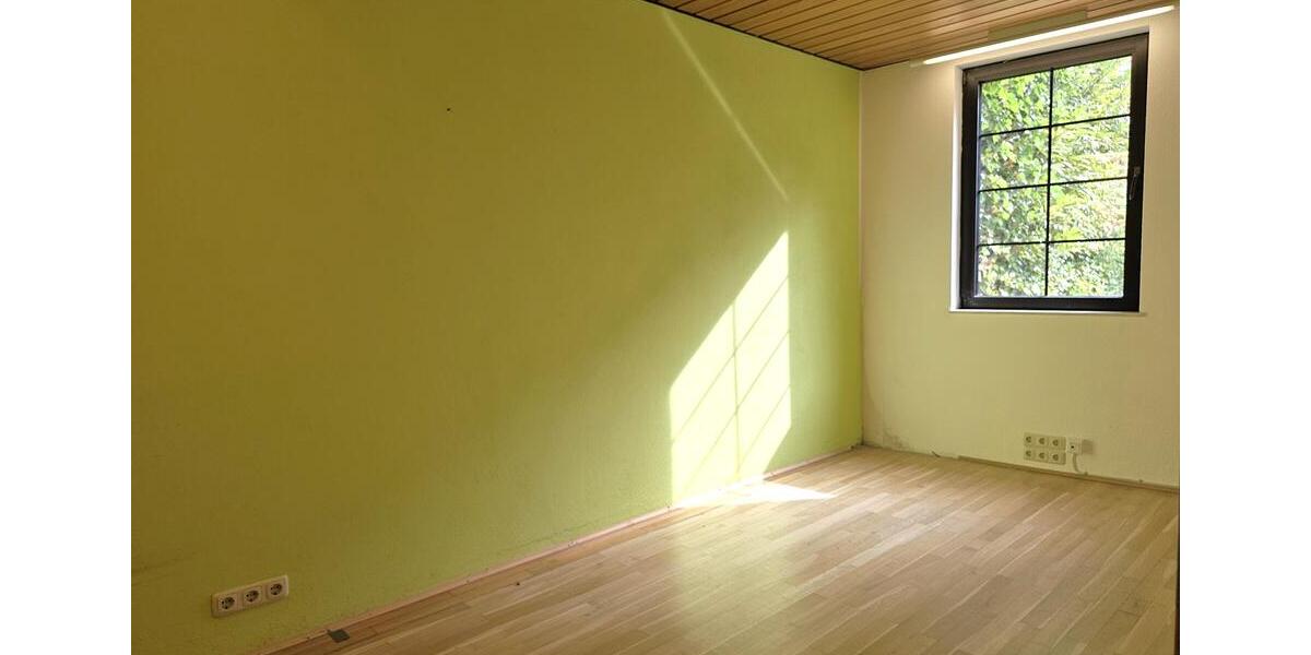 Außergewöhnliche Gewerbefläche für Kosmetik, Sport, Musik, Kunst oder ärztliche Einrichtungen mit viel Platz und kleinem Außenbereich, Parkplatzanmietung möglich zimmer