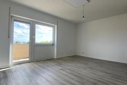VOLLSANIERTE 2-ZKB | Balkon und Aufzug | Moderne Infrarot-Heizung | ab SOFORT zu vermieten!
