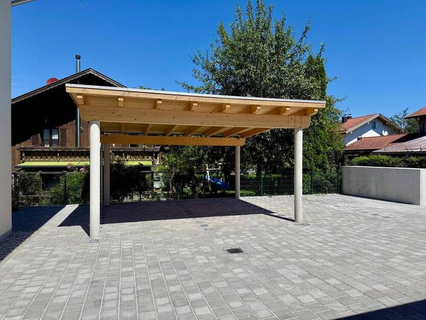 *** Gemütliche Dachgeschoss-Wohnung *** hochwertig ausgeführt und mit vollständiger Einbauküche ***
