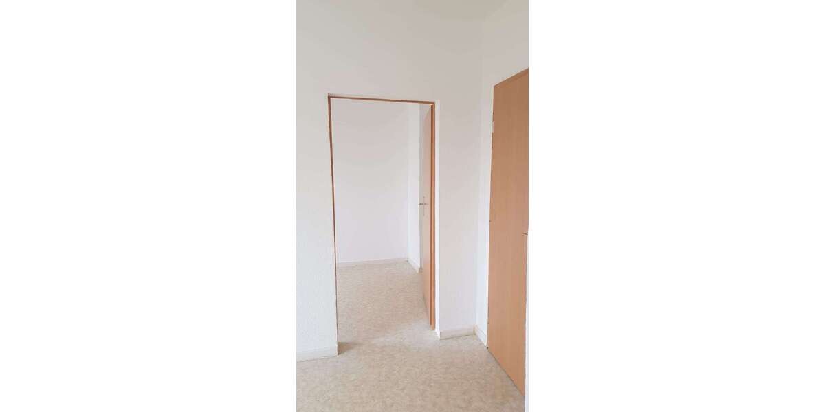 NEU -frisch renoviert. Gut geschnittene 4 Zimmer mit Balkon und Einbauküche! 4 zimmer