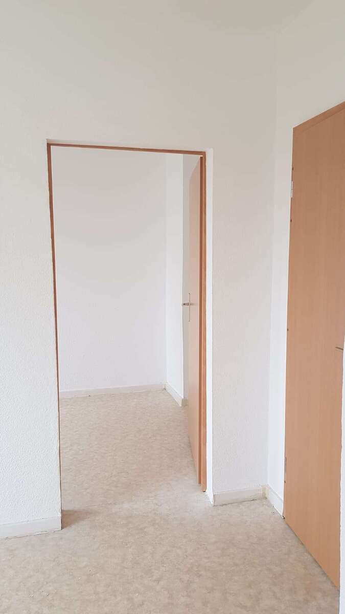 NEU -frisch renoviert. Gut geschnittene 4 Zimmer mit Balkon und Einbauküche! 4 zimmer