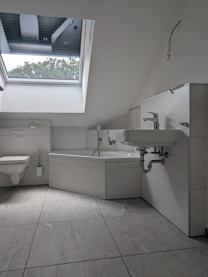 Erstbezug: Stilvolle NeubauWohnung mit großer Terrasse, Einbauküche und Stellplatz