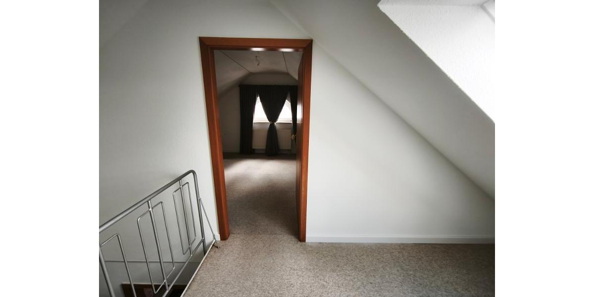moderne 3 Zi. DG (2. OG) Wohnung mit Balkon und KFZ-Stellplatz - Etagenwohnung Uehlfeld | Angebot:26704502