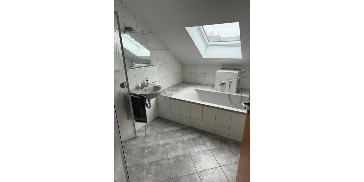 Dachgeschoßwohnung Rosengarten - 2.5 Zimmer, 72 m&sup2;, 600&euro; | Angebot:26613932