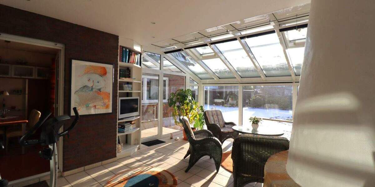 Großzügige 2,5 Zimmer Erdgeschosswohnung mit Wintergarten, Garage und Garten 2 zimmer