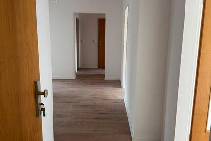 Frisch renovierte 85QM, Balkon, hohe Decken 4,5 Zimmer 4 zimmer