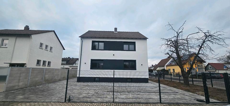 2½ Zimmer Souterrainwohnung Frisch kernsaniert Parkplatz Garten 2.5 zimmer