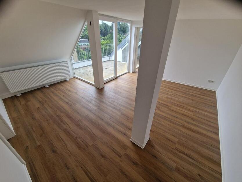 Frisch sanierte helle 4 RaumWohnung + 2 Bäder + Balkon