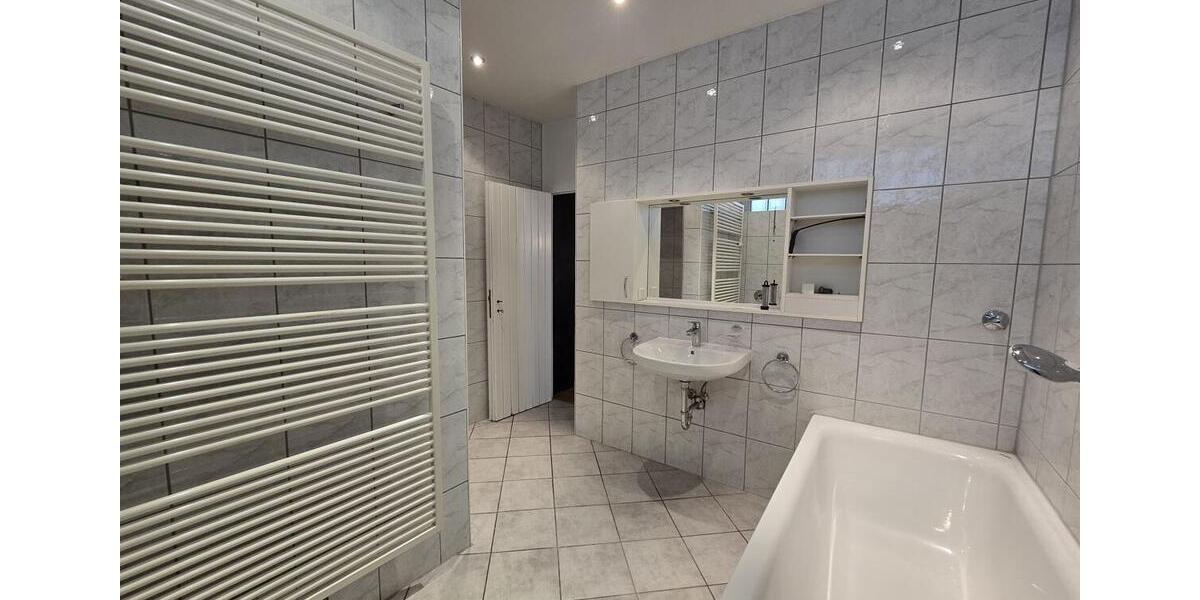 Dachgeschoßwohnung Offenbach am Main - 5 Zimmer, 200 m&sup2;, 2.600&euro; | Angebot:24441320