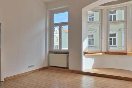 (12403_01) MGN: helle 2-Raum-Wohnung mit Parkett und Holzdielung, Stuckdecken, Balkon und EBK in der Innenstadt 2 zimmer