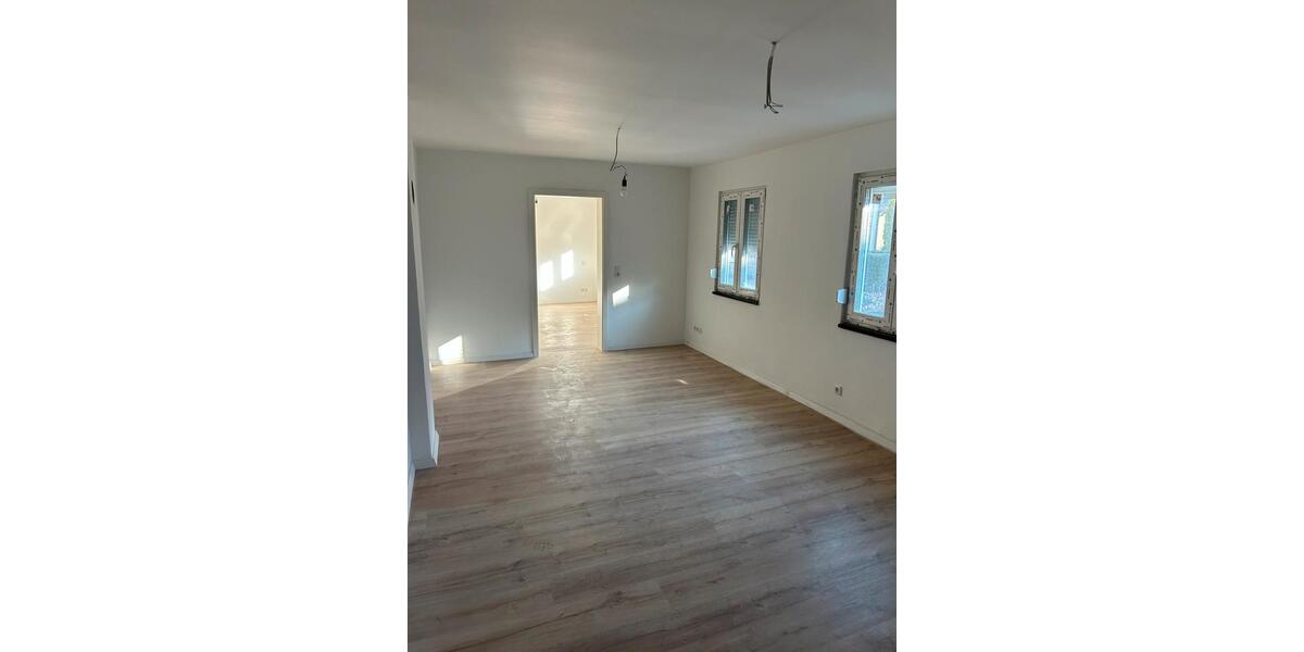 Kernsaniertes Haus mit 140 m² und 2 Stellplätzen zu vermieten 6 zimmer