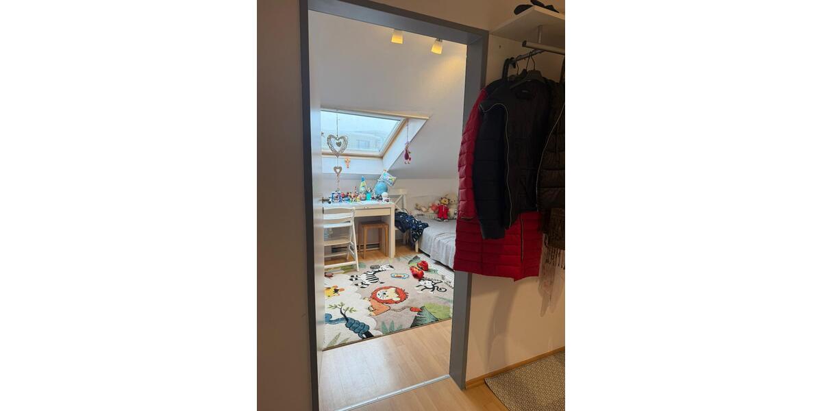 Helle 3 Zi. DG Wohnung mit Dachterrasse in ruhiger Lage 3 zimmer