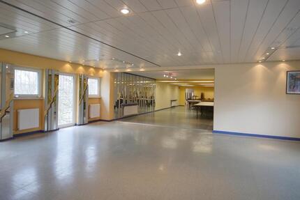 Vereinshaus mit Gaststätte zimmer