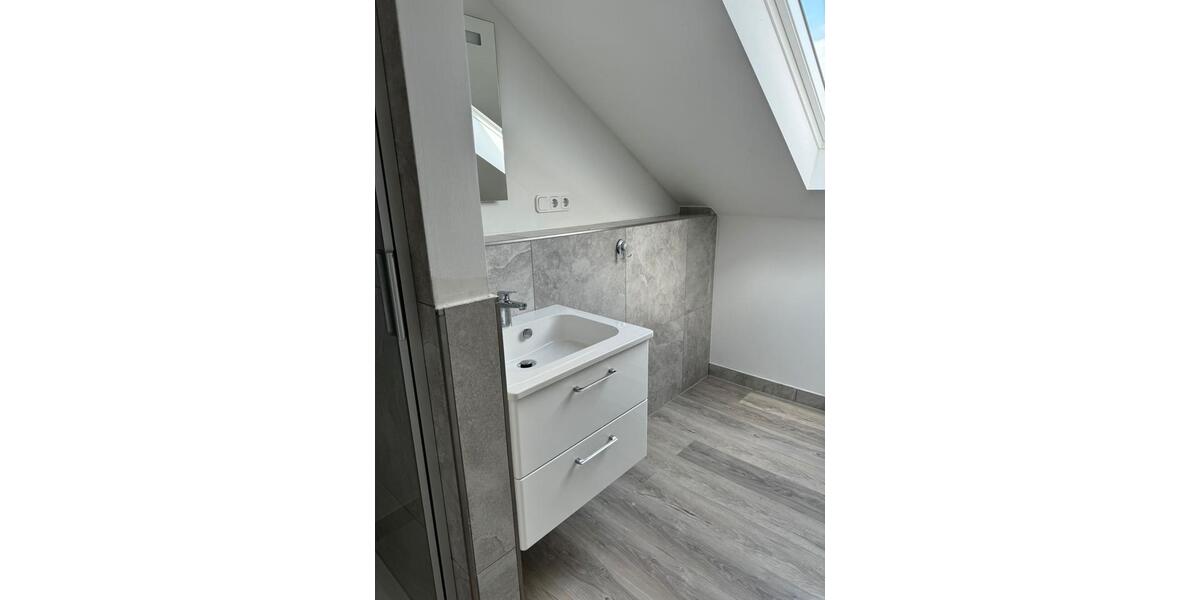 Neuwertige 4 Zimmer Dachgeschosswohnung 4 zimmer