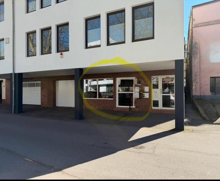 Ladengeschäft in der Nähe der Fußgängerzone Merzig