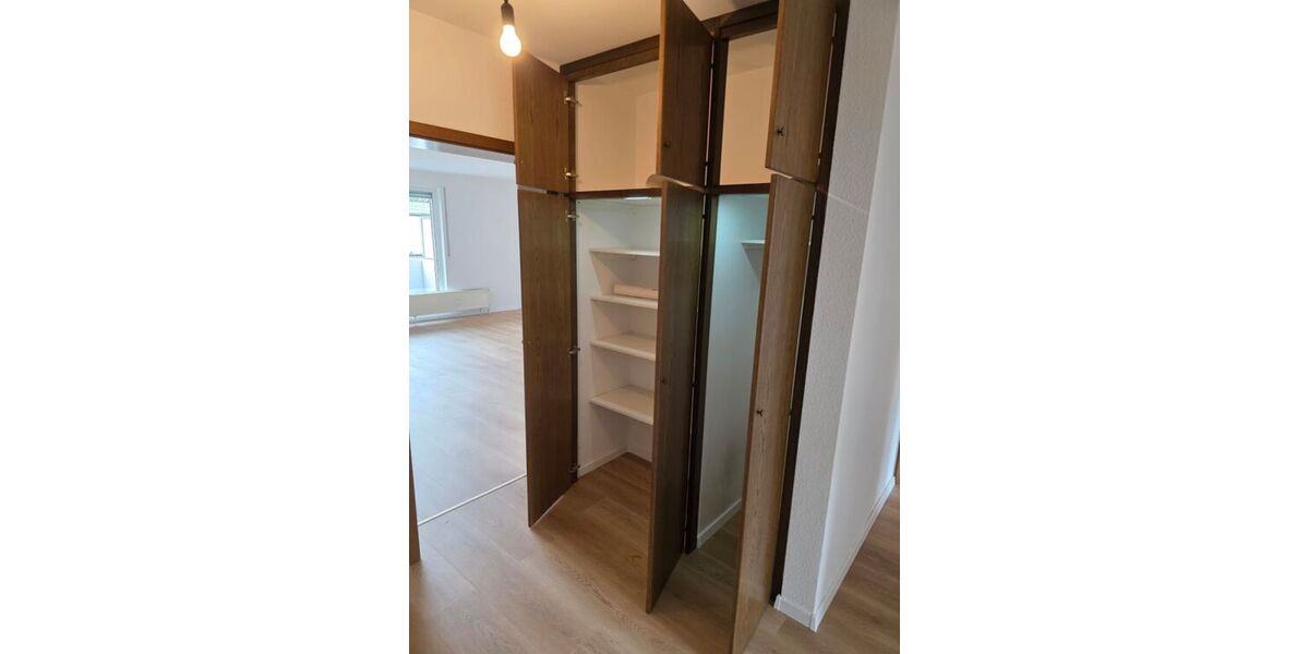 Renovierte 2,5 Zimer-Wohnung mit Aufzug, Balkonkraftwerk, Video-Sprechanlage, Garage (Warmmiete: 1.040 + 100 Garage) - Etagenwohnung Duisburg Meiderich | Angebot:27261102